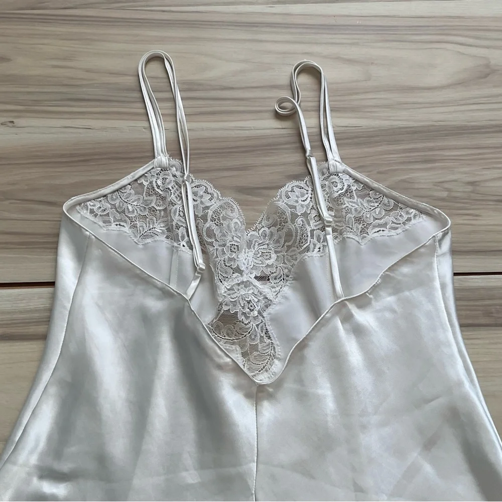 Victoria Secret Embroidered Lace Chemise Size Medium.